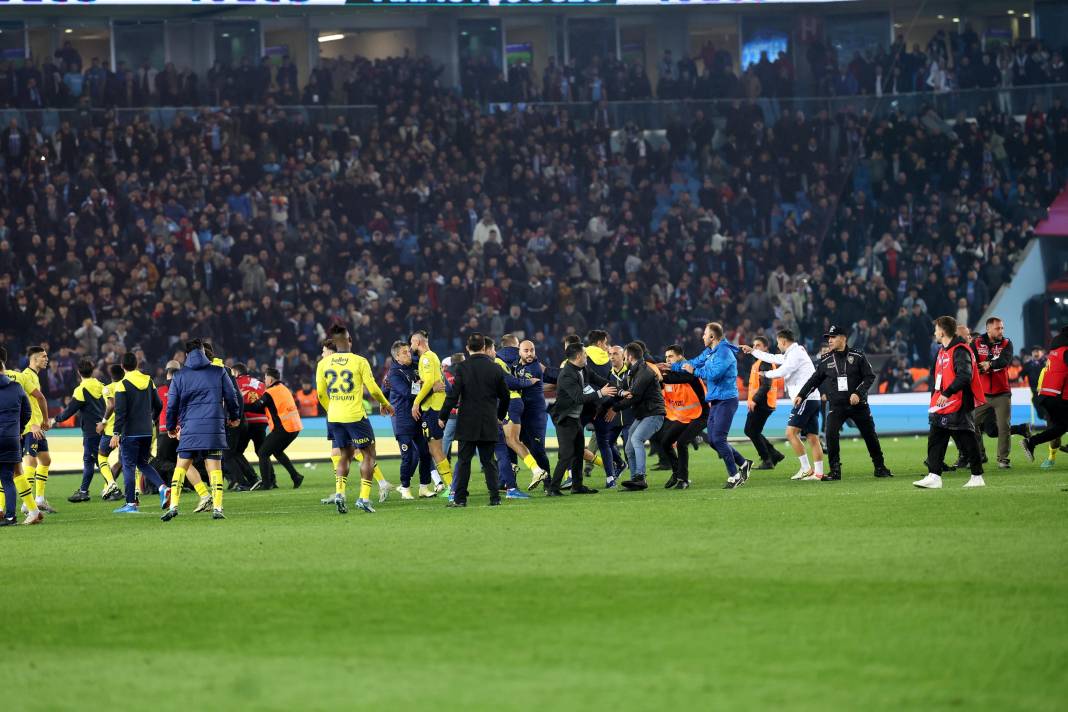 Trabzonspor-Fenerbahçe maçındaki olaylar dünya basınında! Geniş yankı uyandırdı! Yaşananları bu manşetle gördüler 6